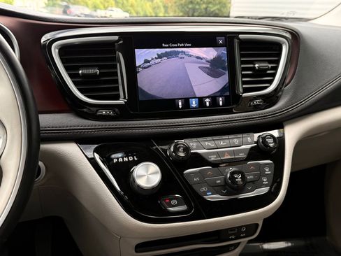 Used 2017 Chrysler Pacifica Limited FWD image 49