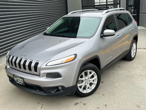 Used 2018 Jeep Cherokee Latitude image 2