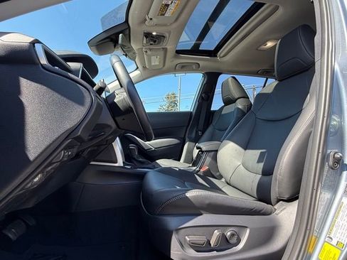 Used 2024 Toyota Corolla Cross XLE w/ Convenience Package image 12