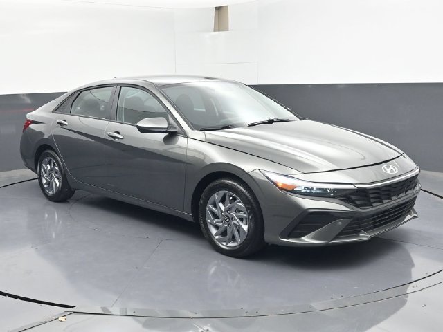 Used 2026 Hyundai Elantra Hybrid FWD image 2