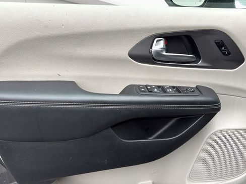Used 2023 Chrysler Pacifica Touring-L FWD image 21