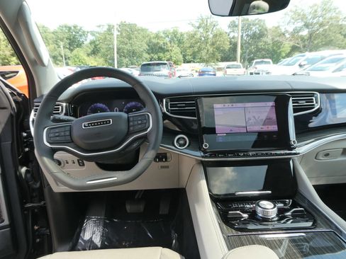 Used 2022 Jeep Wagoneer Series III w/ Premium Group I AWD/4WD image 15