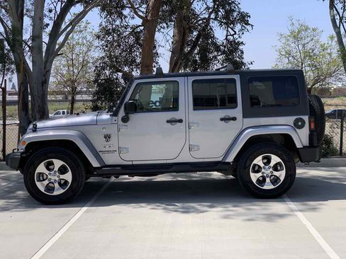 Used 2016 Jeep Wrangler Unlimited Sahara w/ Connectivity Group image 4