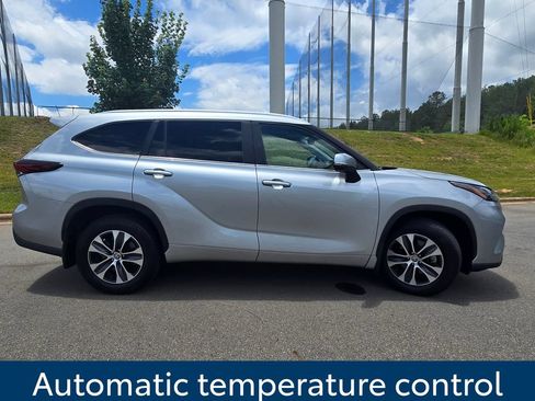 Used 2024 Toyota Highlander XLE AWD/4WD image 2