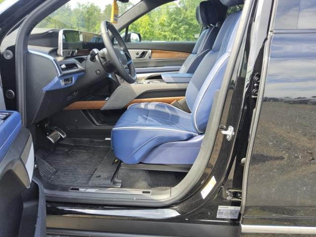 Used 2026 Cadillac Vistiq Premium Luxury w/ LPO, Floor Liner Package AWD/4WD image 4