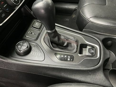 Used 2019 Jeep Cherokee Trailhawk image 19