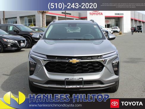 Used 2025 Chevrolet Trax LT w/ LT Convenience Package image 4