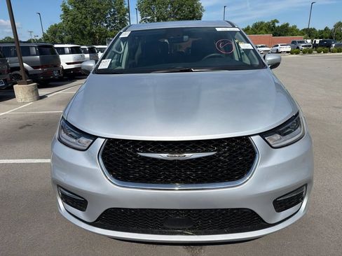 Used 2023 Chrysler Pacifica Touring-L FWD image 16