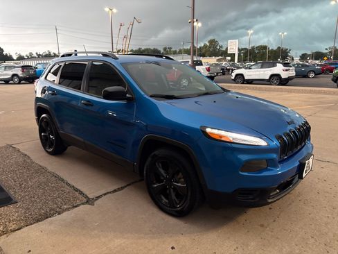 Used 2017 Jeep Cherokee Sport FWD image 4