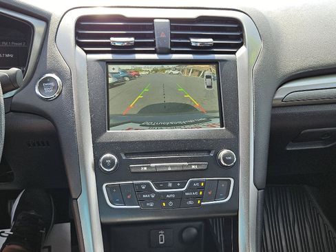 Used 2018 Ford Fusion SE w/ Fusion SE Technology Package FWD image 10