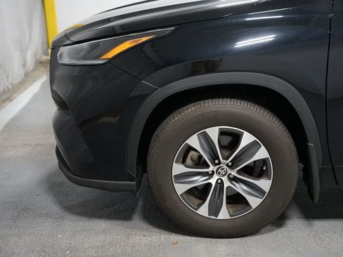 Used 2021 Toyota Highlander XLE AWD/4WD image 5