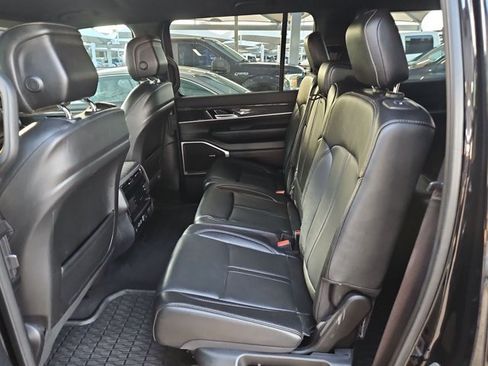 Used 2022 Jeep Wagoneer Series III AWD/4WD image 13