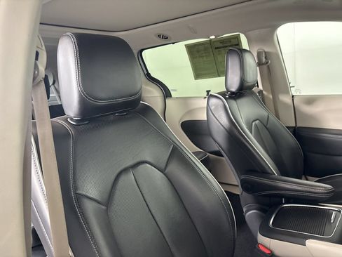 Used 2024 Chrysler Pacifica Limited FWD image 29