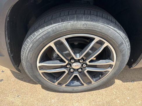 Used 2023 GMC Acadia SLT w/ Preferred Package FWD image 7