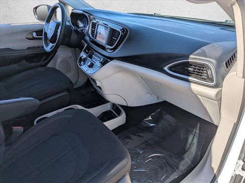 Used 2022 Chrysler Voyager LX image 20