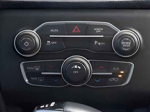 Used 2022 Dodge Charger SXT image 13