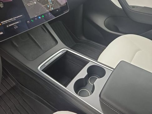 Used 2022 Tesla Model Y Long Range image 26