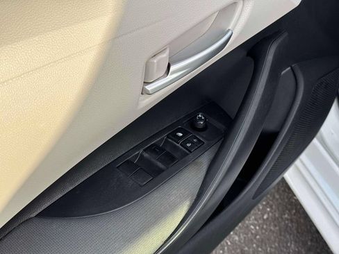 Used 2021 Toyota Corolla LE FWD image 19