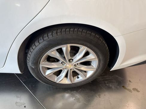 Used 2019 Chevrolet Malibu LT FWD image 11