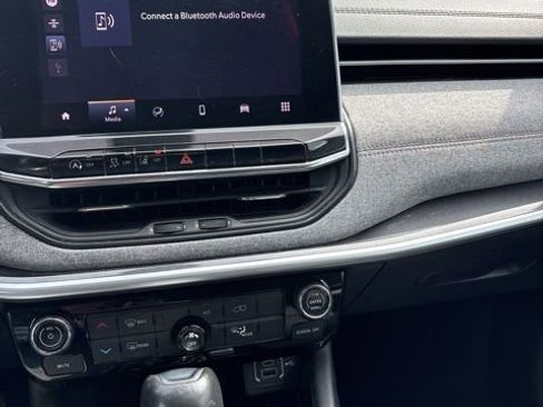 Used 2022 Jeep Compass Latitude image 12