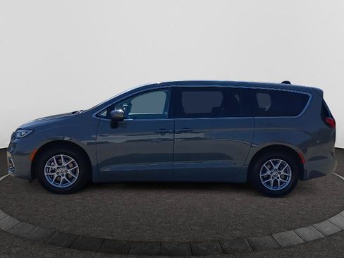 Used 2023 Chrysler Pacifica Touring-L FWD image 4