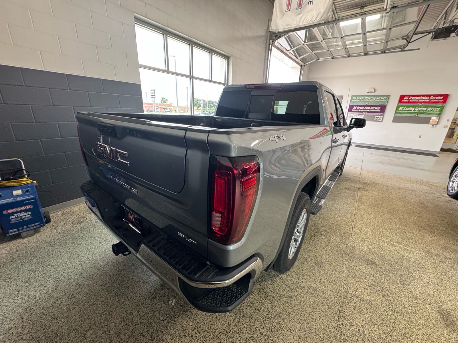 Used 2025 GMC Sierra 1500 SLT w/ SLT Convenience Package AWD/4WD image 5