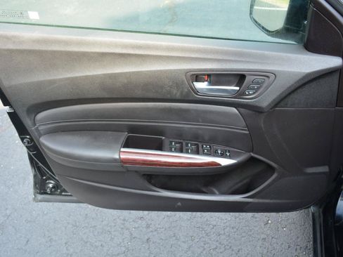 Used 2017 Acura TLX FWD image 9
