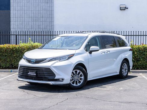 Used 2022 Toyota Sienna XLE w/ XLE Plus Package FWD image 3