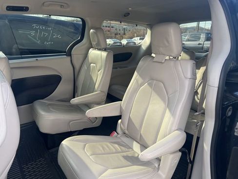 Used 2021 Chrysler Pacifica Touring-L image 3
