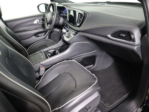Used 2022 Chrysler Pacifica Limited w/ S Appearance Package image 18