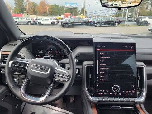 Used 2025 GMC Yukon XL Denali w/ Denali Reserve Package image 18