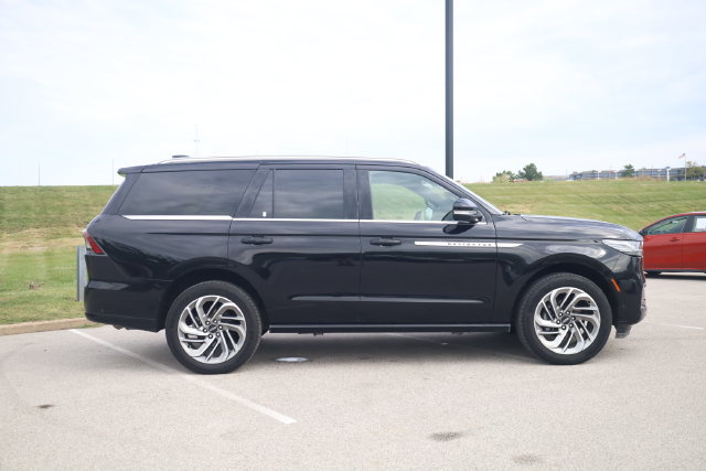 Used 2025 Lincoln Navigator Reserve AWD/4WD image 3