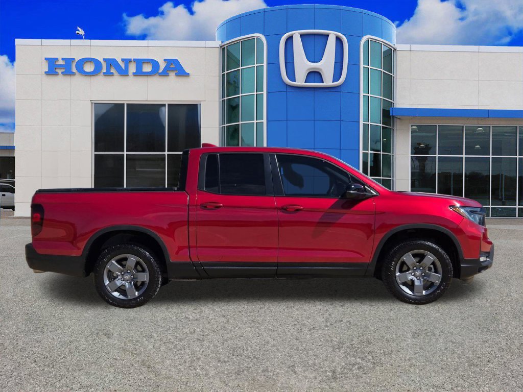 Used 2025 Honda Ridgeline TrailSport image 2