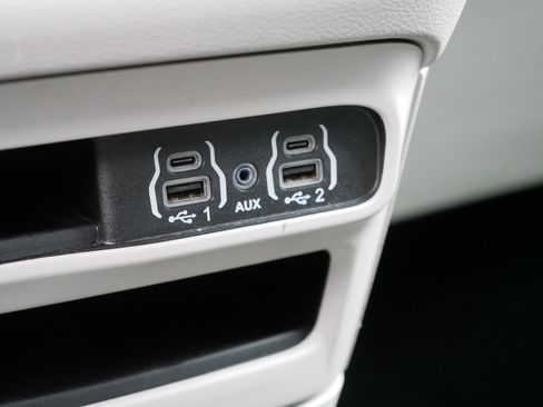 Certified 2024 Chrysler Pacifica Touring-L image 31