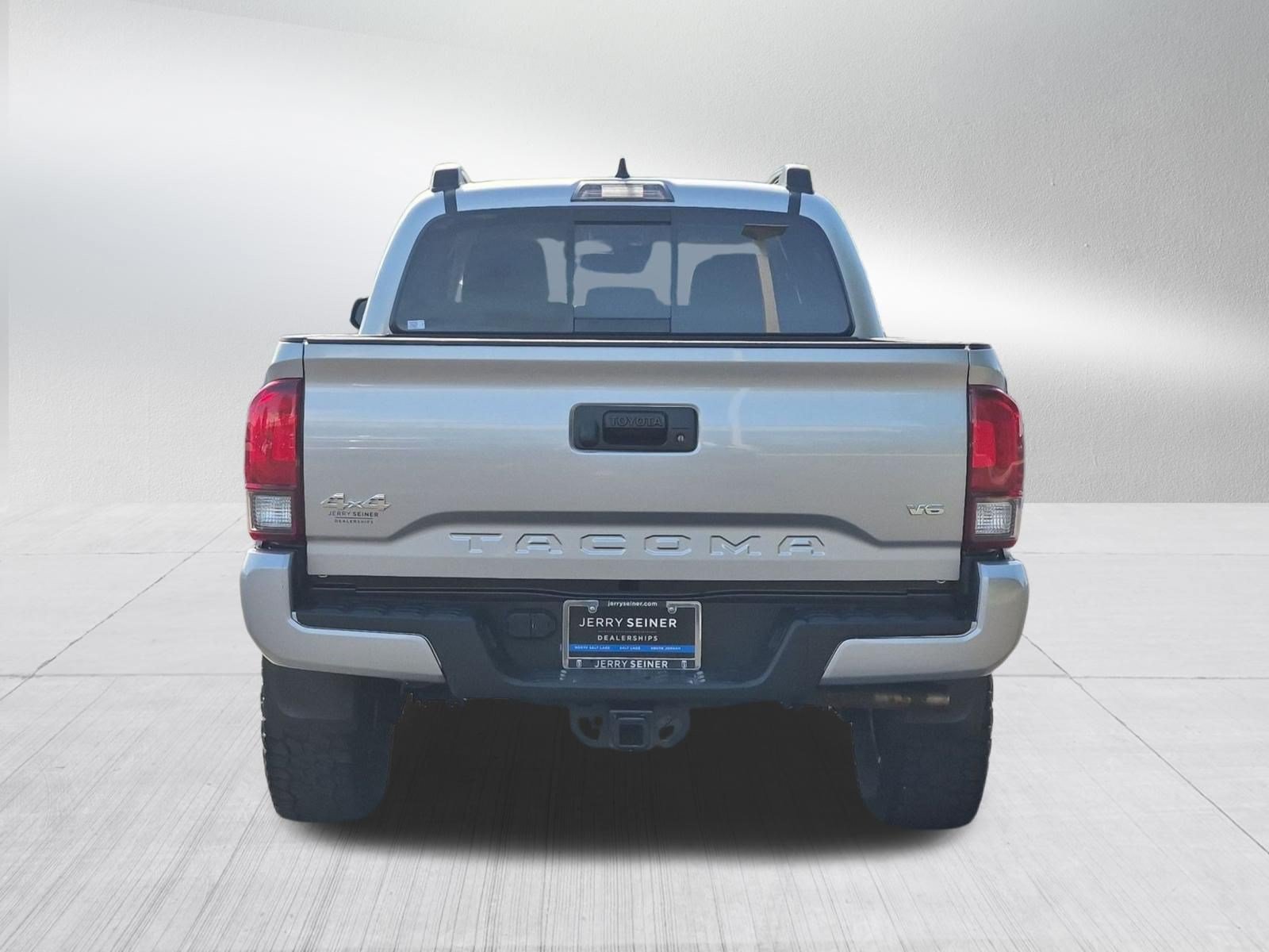 Used 2022 Toyota Tacoma SR5 w/ Technology Package AWD/4WD image 4