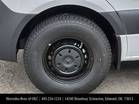 Used 2025 Mercedes-Benz Sprinter 2500 image 12