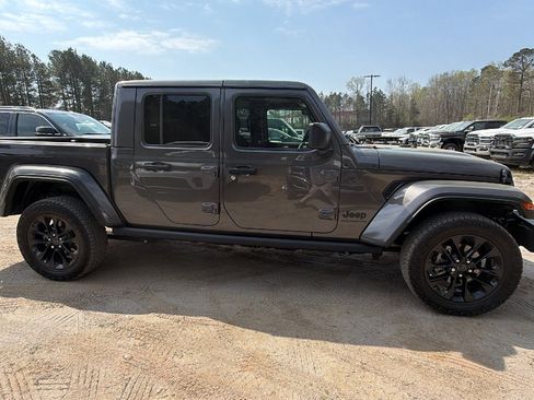 Used 2025 Jeep Gladiator Sport image 7