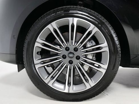 Certified 2025 Land Rover Range Rover SE AWD/4WD image 9