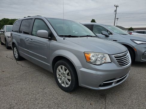 Used 2014 Chrysler Town & Country Touring FWD image 2