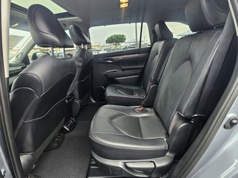 Used 2021 Toyota Highlander Limited image 14