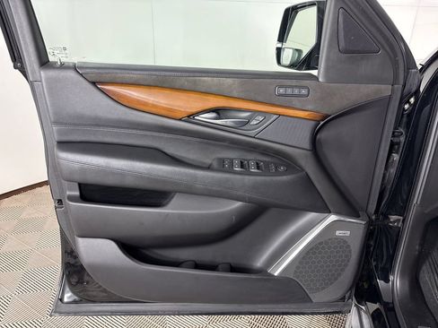 Used 2018 Cadillac Escalade 2WD image 26