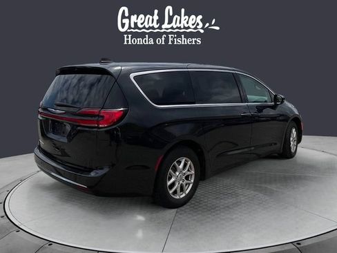 Used 2023 Chrysler Pacifica Touring-L FWD image 6