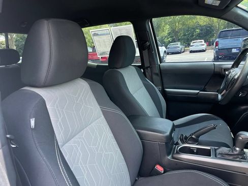 Used 2022 Toyota Tacoma TRD Sport w/ Technology Package RWD image 32