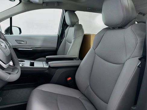 New 2026 Toyota Sienna XLE FWD image 32