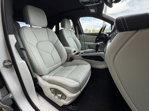 Certified 2026 Porsche Macan AWD/4WD image 18