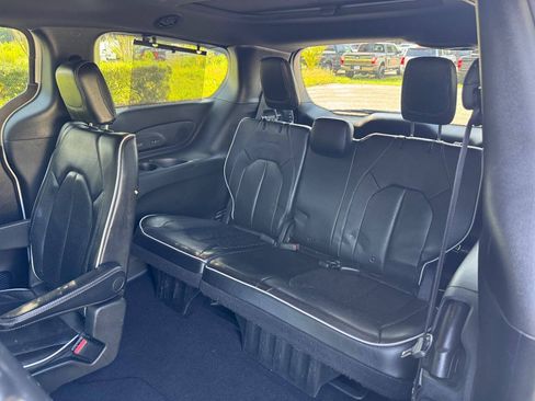 Used 2019 Chrysler Pacifica Limited w/ Advanced Safetytec Group FWD image 13