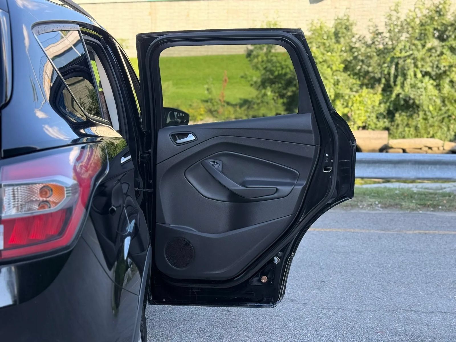 Used 2018 Ford Escape SE w/ SE Sync 3 Package AWD/4WD image 11