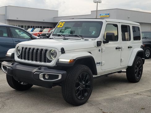 Used 2025 Jeep Wrangler Unlimited Sahara w/ Safety Group AWD/4WD image 2