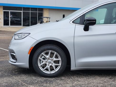 Used 2024 Chrysler Pacifica Touring-L FWD image 9