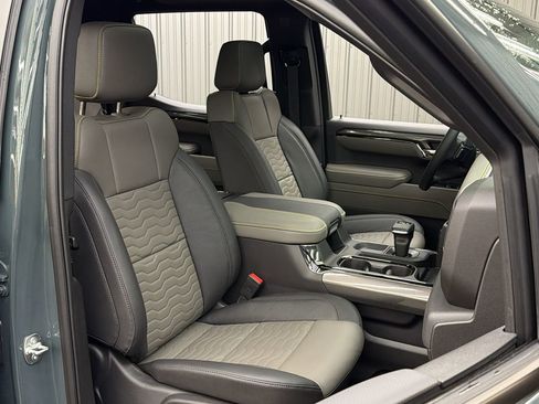 Used 2025 Chevrolet Silverado 1500 ZR2 w/ Technology Package image 35